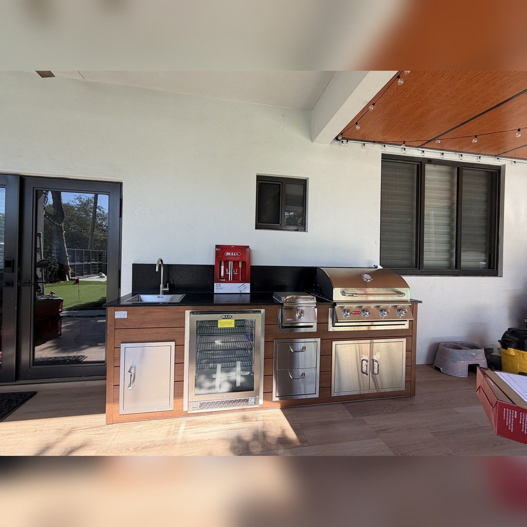 As installed by Perello Patio · Outdoorkitchen 9 ft · Cinnamon Walnut · Bull 30" Outlaw LP