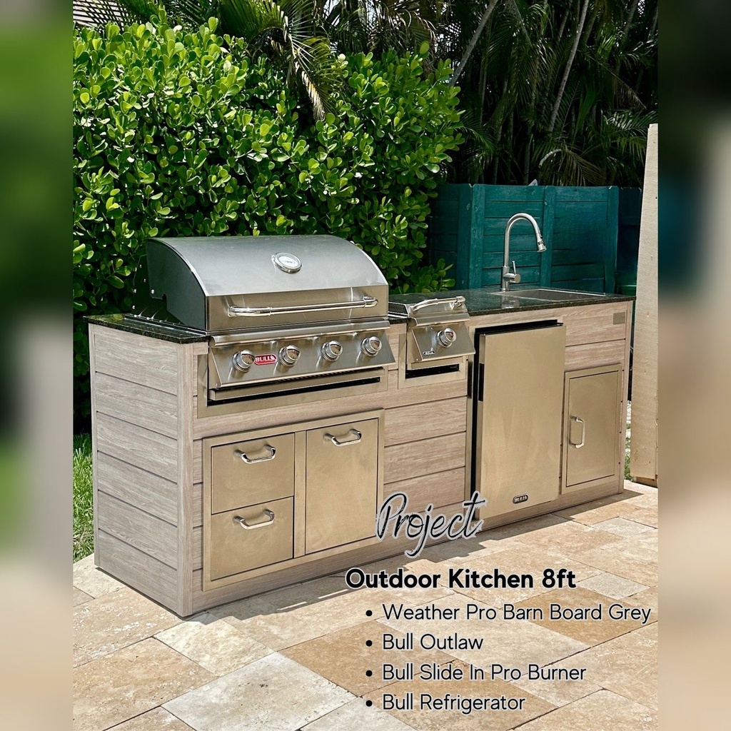 As installed by Perello Patio · Outdoorkitchen 8 ft · Barnboard Grey · Bull 30" Outlaw LP
