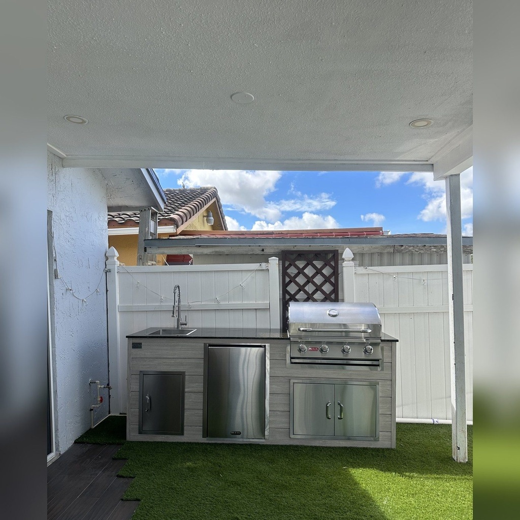 As installed by Perello Patio · Outdoorkitchen 7 ft · Beachwood Grey · Bull 30" Outlaw LP