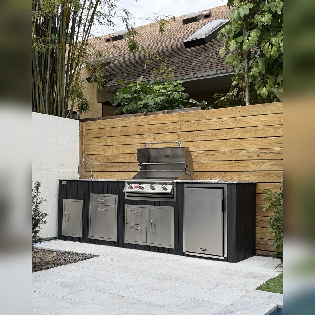 As installed by Perello Patio · Outdoorkitchen 10 ft · Reveal 3 Charred Black · Bull 30" Outlaw LP