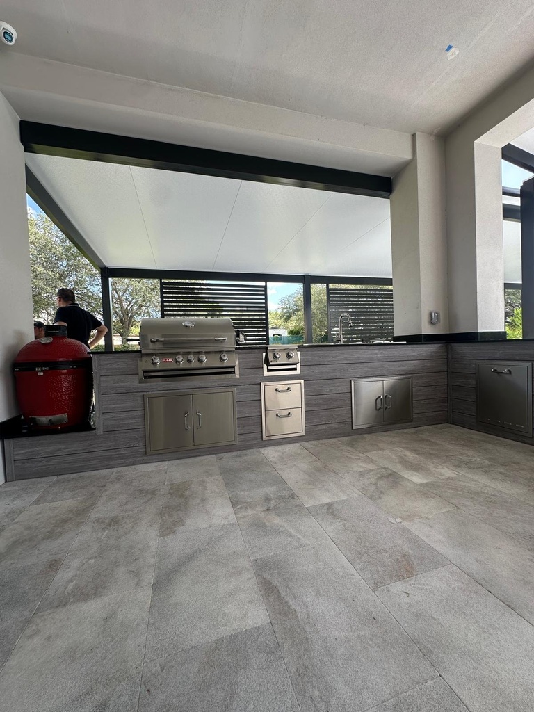 Outdoorkitchen 14 ft · Barnboard Grey · Bull 30" Angus LP - full view