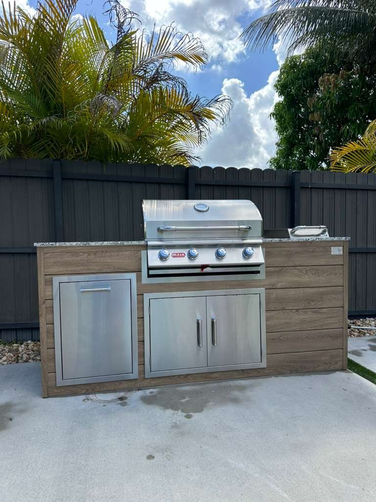 Outdoorkitchen 7 ft · Beachwood Grey · Bull 30" Outlaw LP - full view