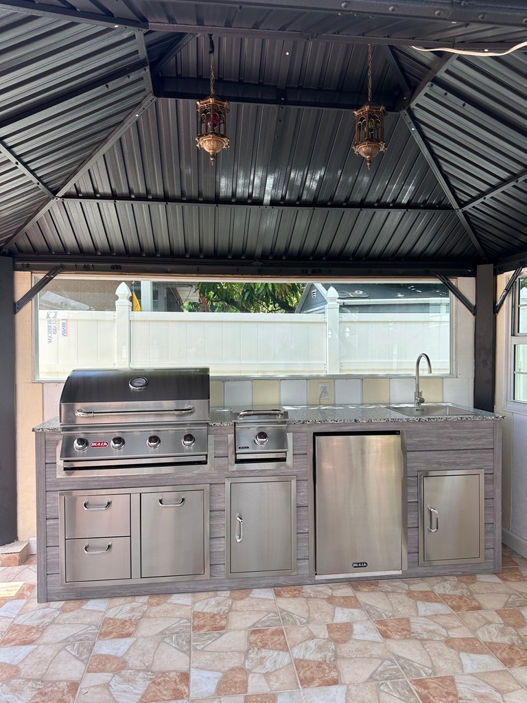 Outdoorkitchen 9 ft · Barnboard Grey · Bull 30" Outlaw LP - full view