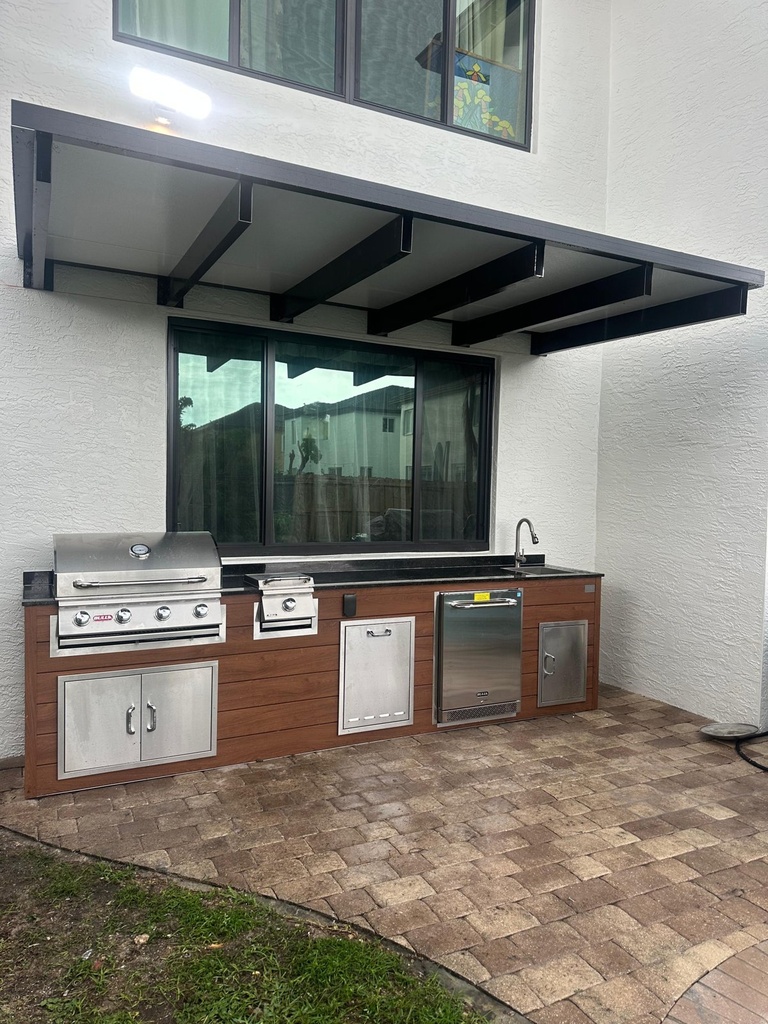 Outdoorkitchen 10 ft · Cinnamon Walnut · Bull 30" Outlaw LP - full view