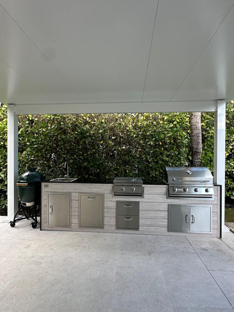 Outdoorkitchen 12 ft · Beachwood Grey · Bull 30" Outlaw LP - full view