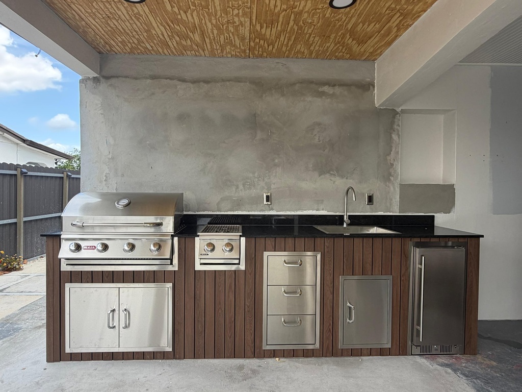 Perello Patio 9 ft Outdoor Kitchen · Bull Outlaw 30" · WPC - full view