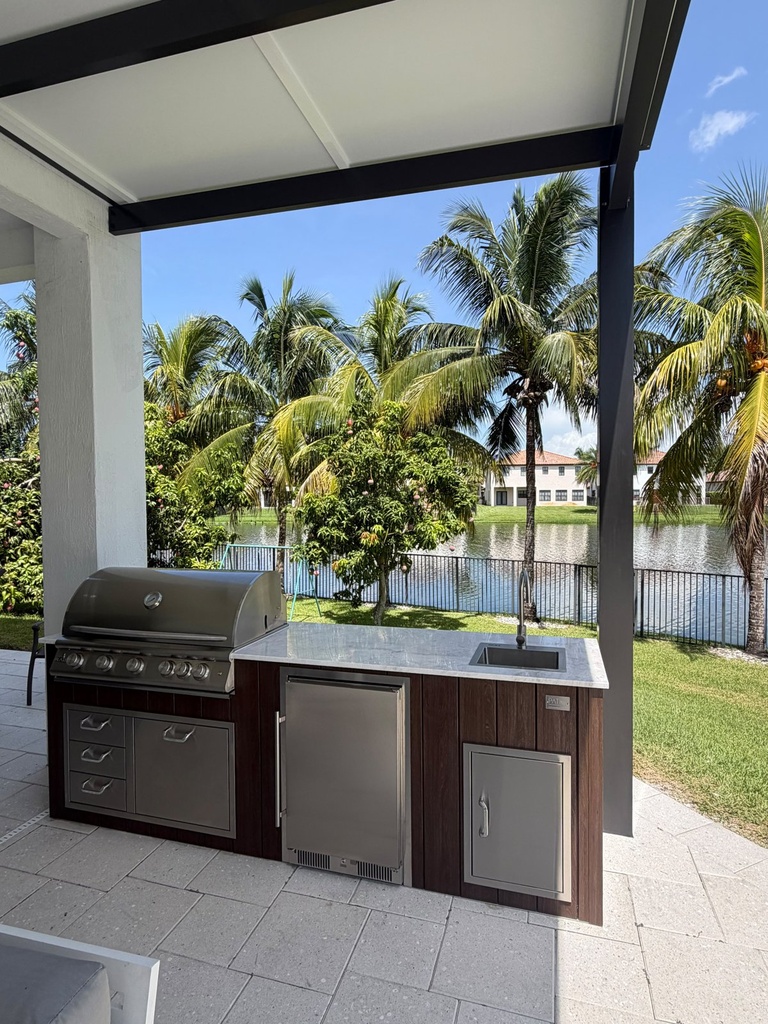 Outdoorkitchen 8 ft · Barrel Oak · Blaze BLZ-5LTE3 - full view