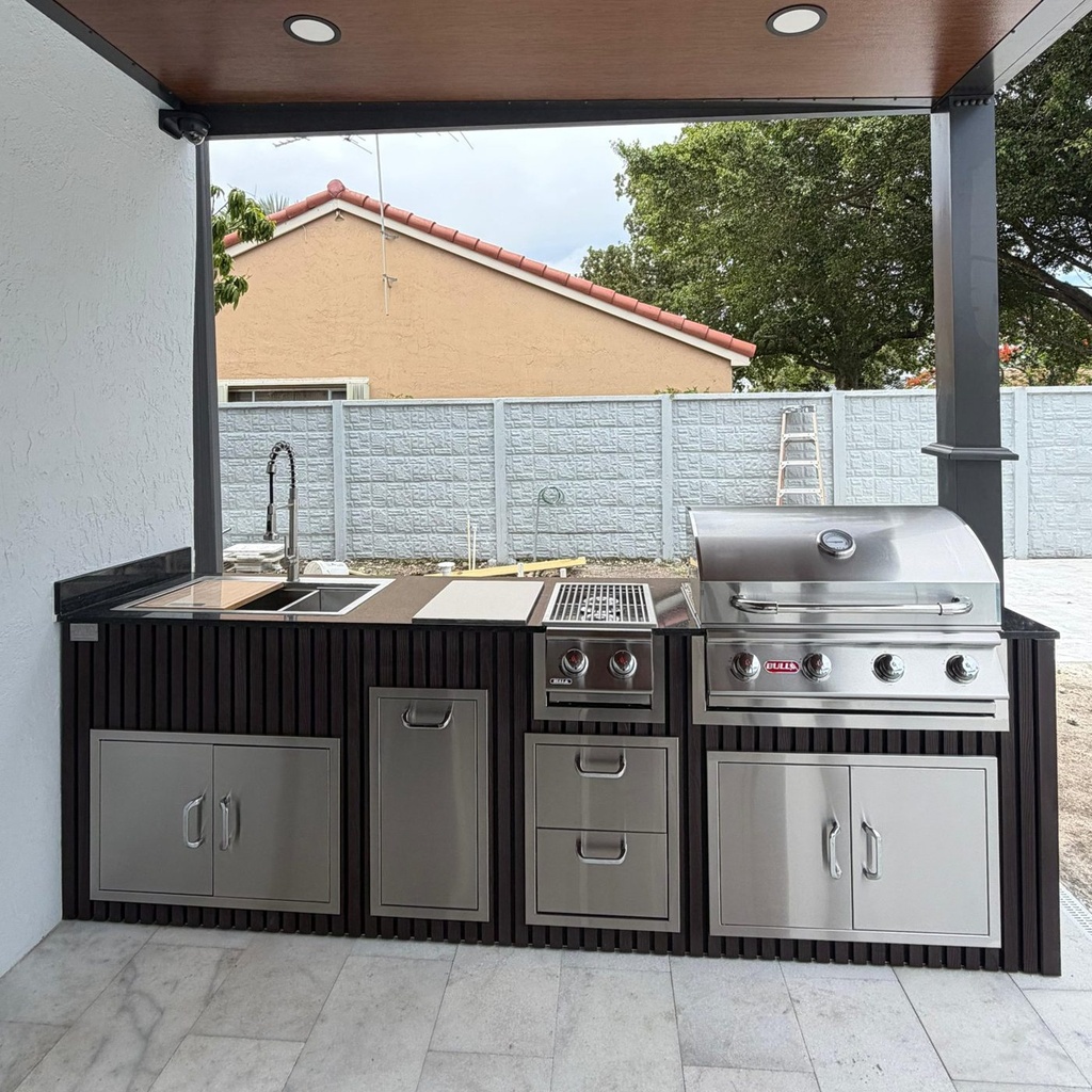 As installed by Perello Patio · Outdoorkitchen 8 ft · Black · Bull 30" Outlaw LP