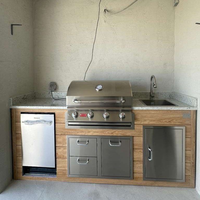 As installed by Perello Patio · Outdoorkitchen 8 ft · Sunbleach Oak · Bull 30" Outlaw LP
