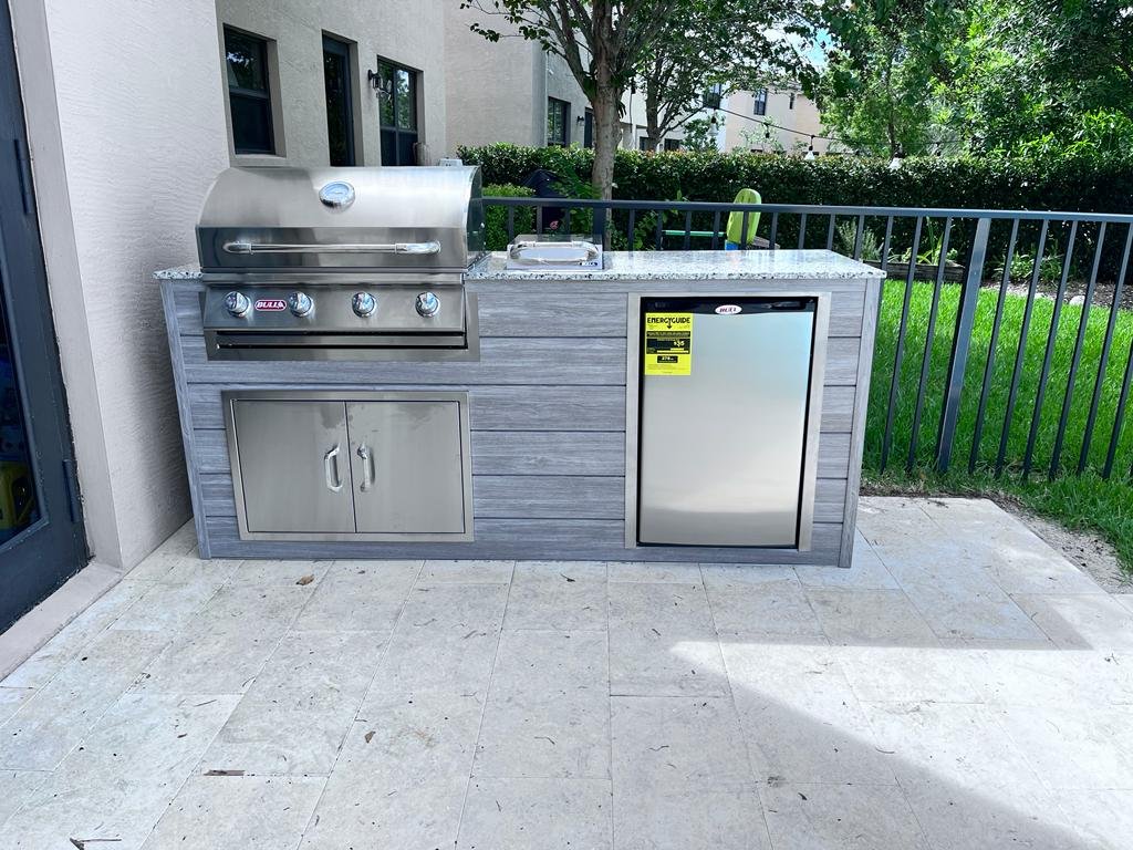 Outdoorkitchen 7 ft · Barnboard Grey · Bull Outlaw 30-Inch 4-Burner Built-In Propane Gas Grill - full view