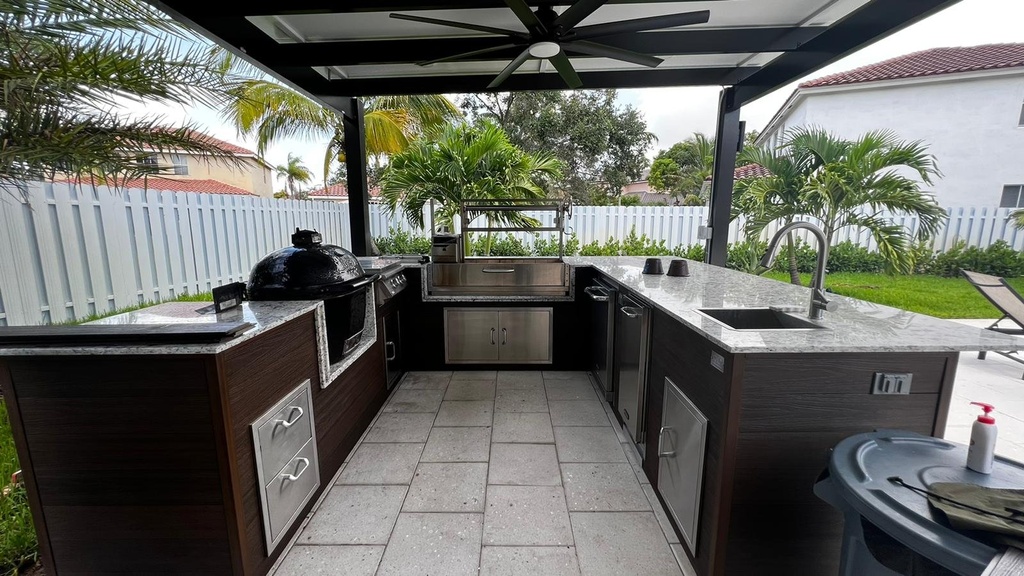 Outdoorkitchen 20 ft · Modern Walnut · Big Green Egg MiniMax EGG · U-Shape - full view