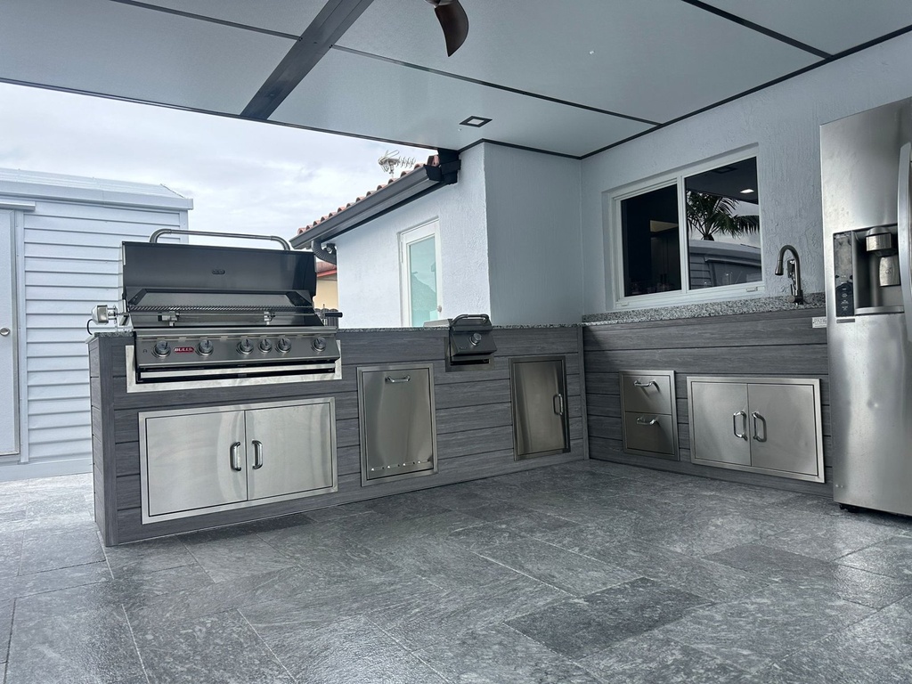 Outdoorkitchen 14 ft · Barnboard Grey · Bull Brahma 38-Inch 5-Burner Built-In Propane Gas Grill · L-Shape - full view