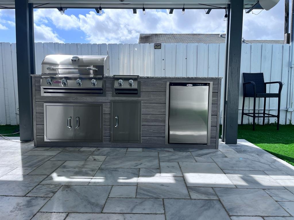 Outdoorkitchen 8 ft · Barnboard Grey · Bull Outlaw 30-Inch 4-Burner Built-In Propane Gas Grill - full view