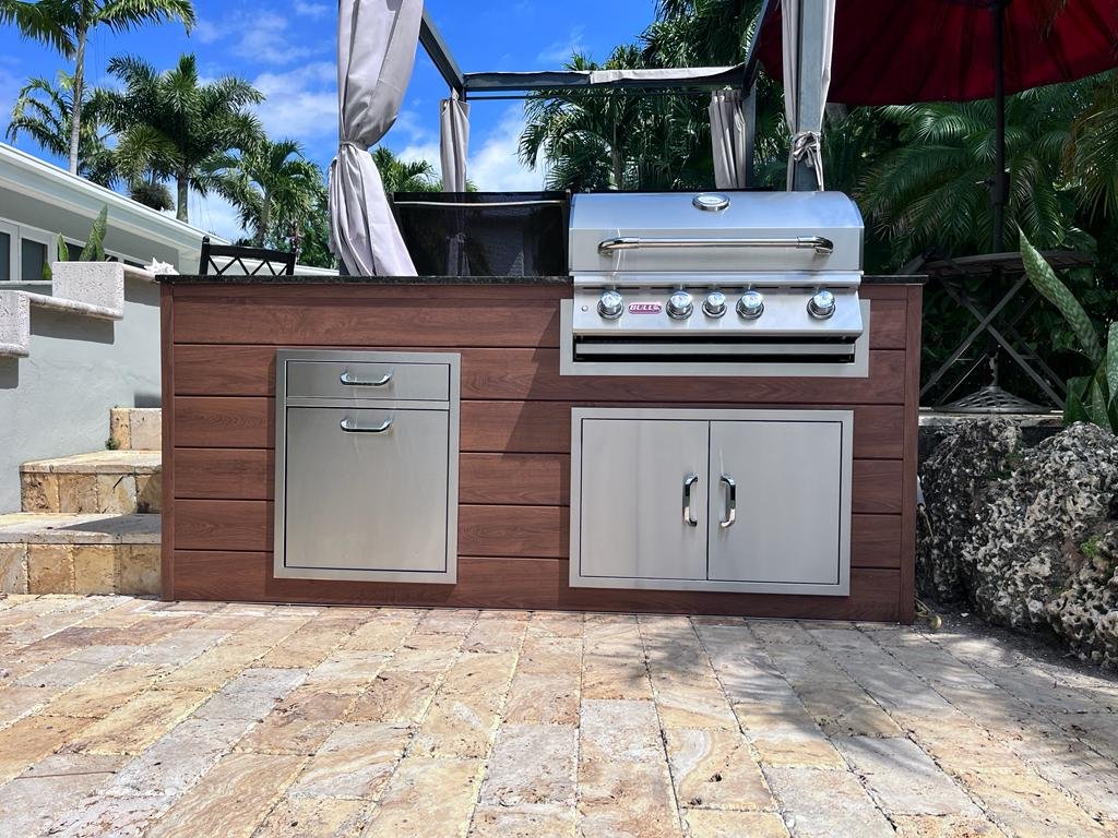 Outdoorkitchen 7 ft · Cinnamon Walnut · Bull Angus 30-Inch 4-Burner Built-In Propane Gas Grill - full view