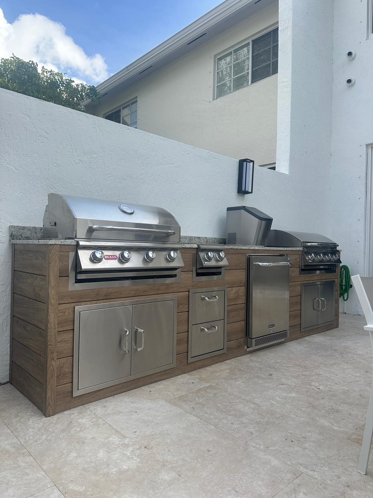 Outdoorkitchen 10 ft · Barrel Oak · Bull Outlaw 30-Inch 4-Burner Built-In Propane Gas Grill - full view