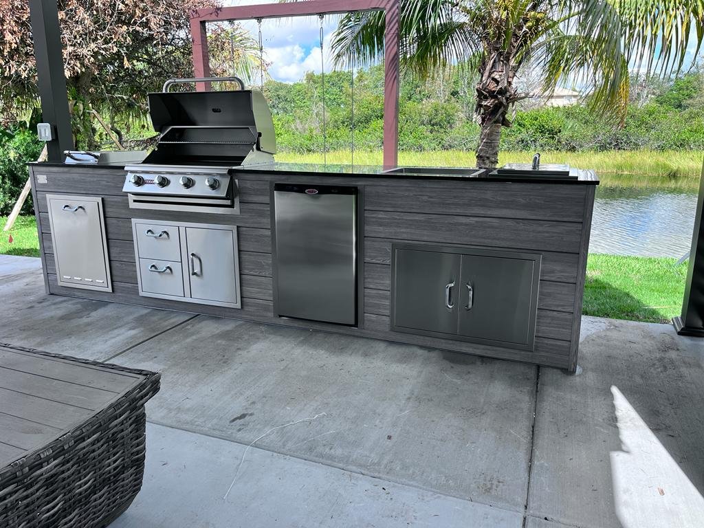 Outdoorkitchen 11 ft · Barnboard Grey · Bull Outlaw 30-Inch 4-Burner Built-In Propane Gas Grill - full view