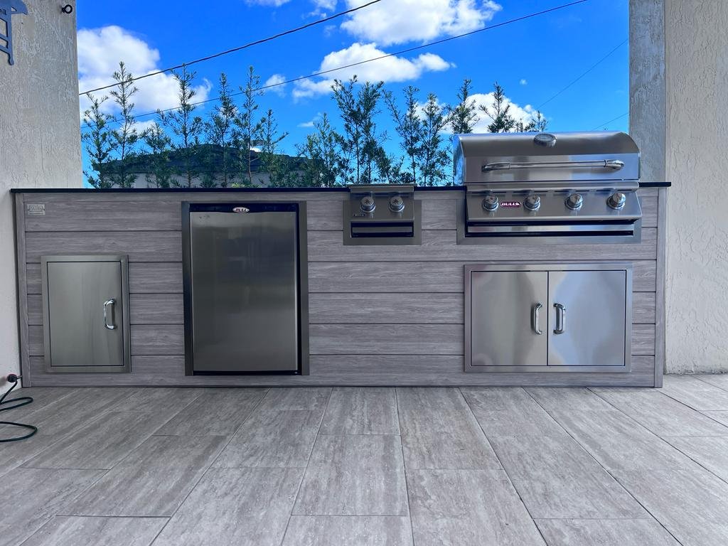 Outdoorkitchen 8 ft · Barnboard Grey · Bull Outlaw 30-Inch 4-Burner Built-In Propane Gas Grill - full view