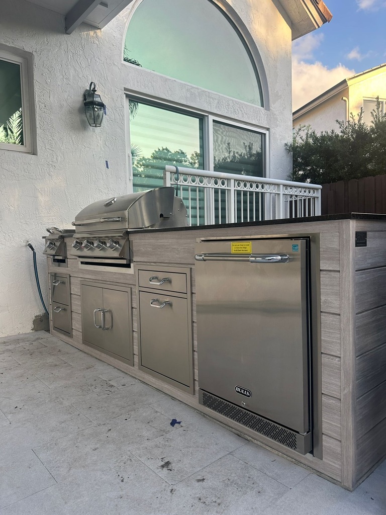 Outdoorkitchen 10 ft · Beachwood Grey · Bull Outlaw 30-Inch 4-Burner Built-In Propane Gas Grill - full view