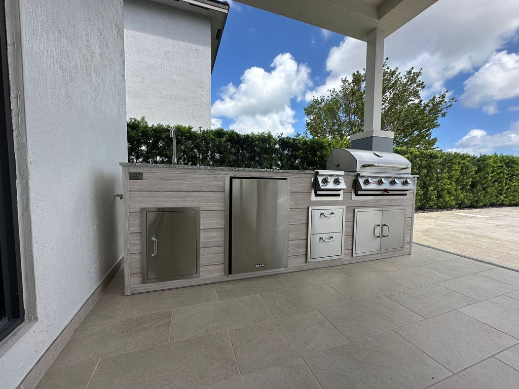 Outdoorkitchen 9 ft · Beachwood Grey · Bull Outlaw 30-Inch 4-Burner Built-In Propane Gas Grill - full view