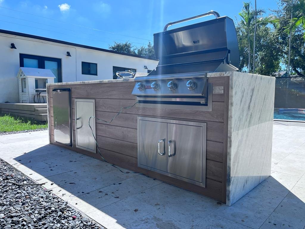 Outdoorkitchen 8 ft · Beachwood Grey · Bull Outlaw 30-Inch 4-Burner Built-In Propane Gas Grill - full view