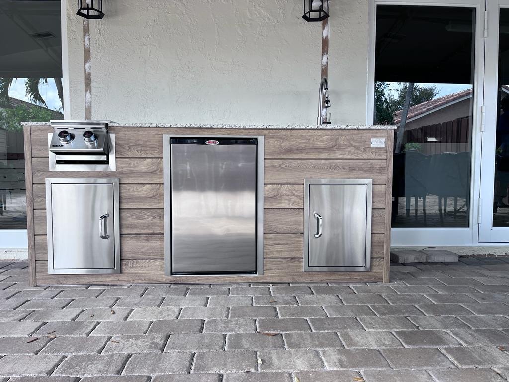 Outdoorkitchen 7 ft · Beachwood Grey · Bull 20-Inch 4.5 Cu. Ft. Compact Contemporary Refrigerator - full view