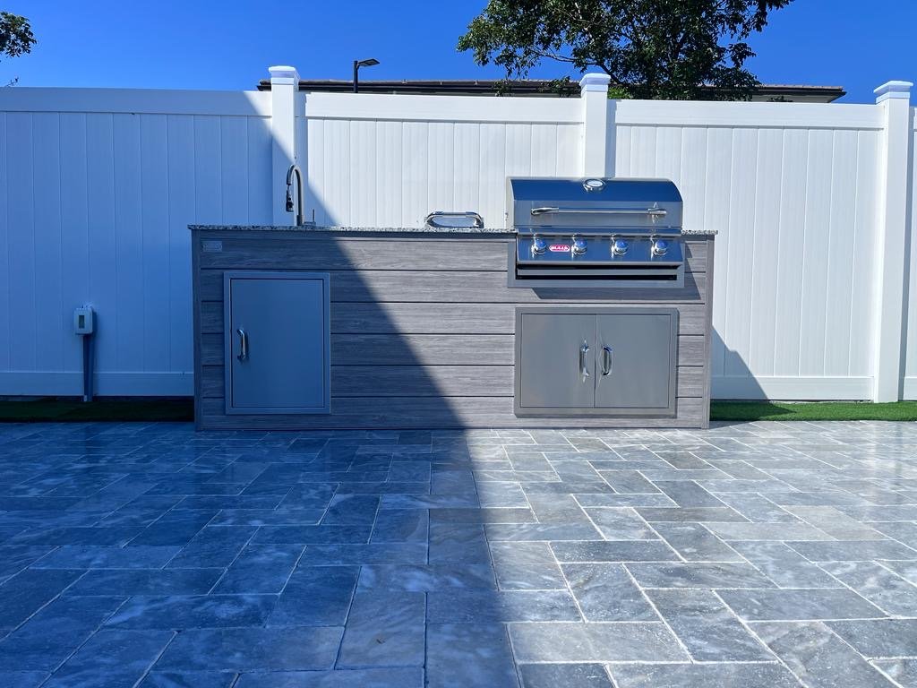 Outdoorkitchen 8 ft · Barnboard Grey · Bull Outlaw 30-Inch 4-Burner Built-In Propane Gas Grill - full view
