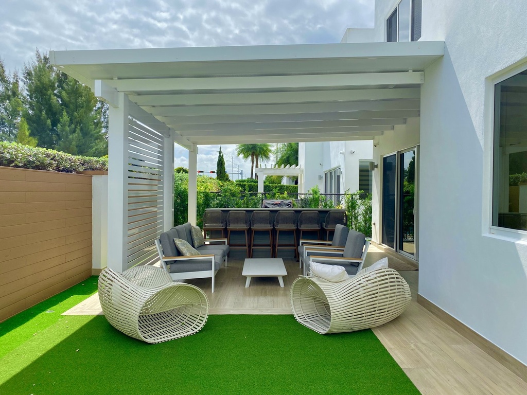 Square Terrace 20' x 12' · Attached · White