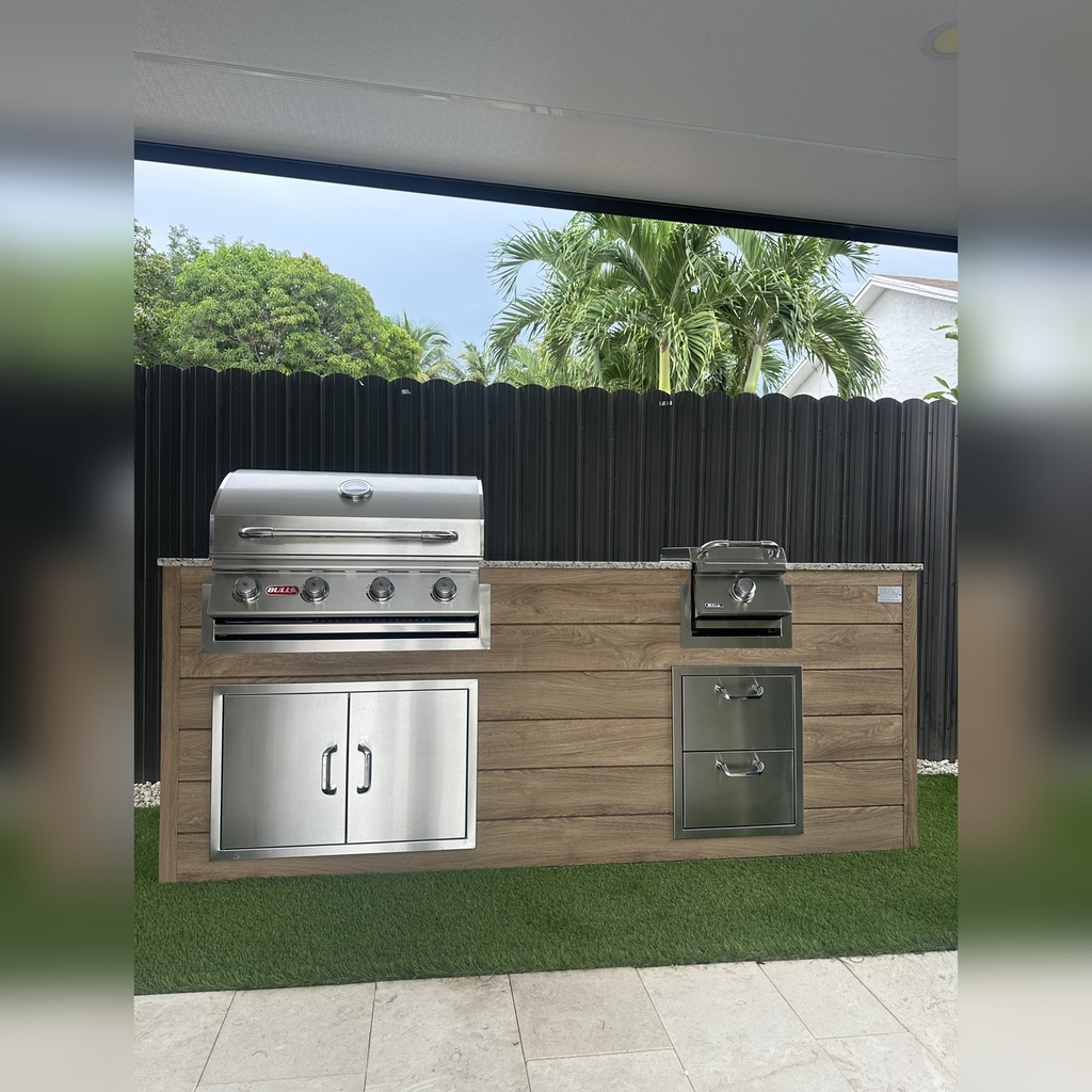 [OK-07-CW-03] Outdoorkitchen 7 ft · Cinnamon Walnut · Bull 30" Outlaw LP