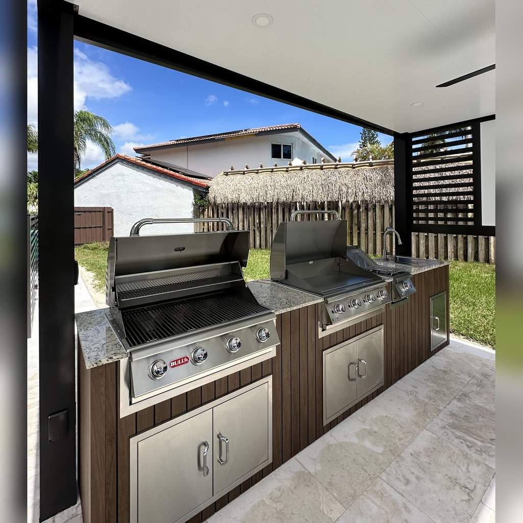 [OK-12-CB-01] Outdoorkitchen 12 ft · Reveal 3 Charred Black · Bull 30" Outlaw LP