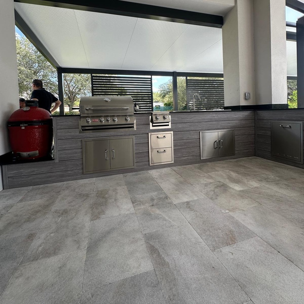 [OK-14-BG-01] Outdoorkitchen 14 ft · Barnboard Grey · Bull 30" Angus LP