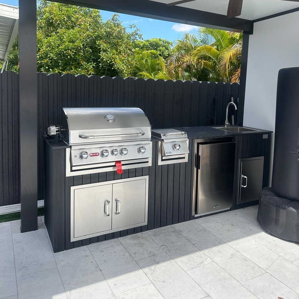 Outdoorkitchen 9 ft · Black · Bull 30" Angus LP