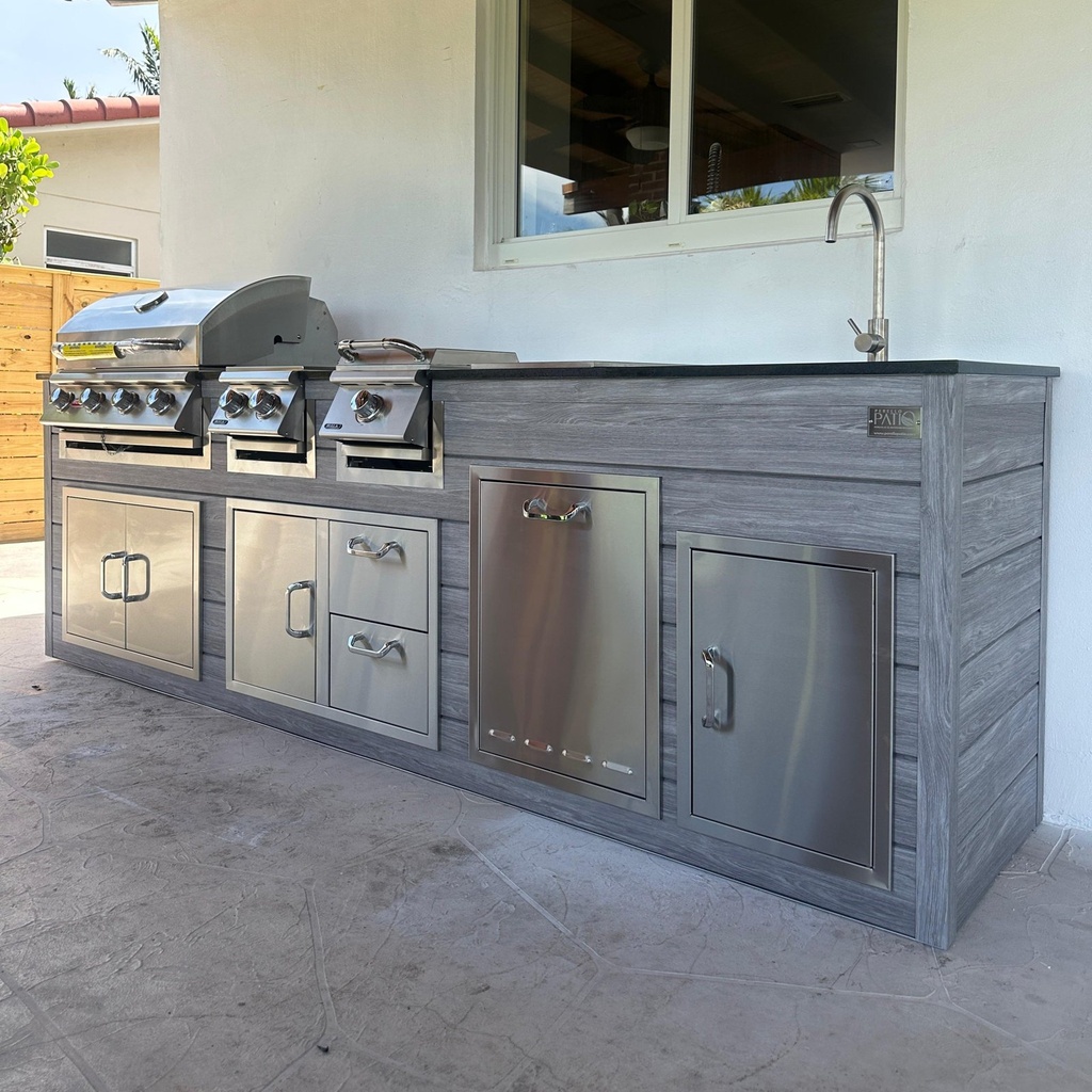 Outdoorkitchen 12 ft · Barnboard Grey · Bull 30" Outlaw LP