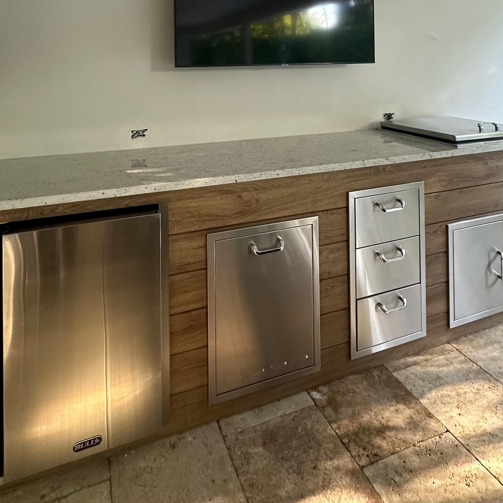 Outdoorkitchen 12 ft · Barrel Oak · Bull Contemporary Refrigerator
