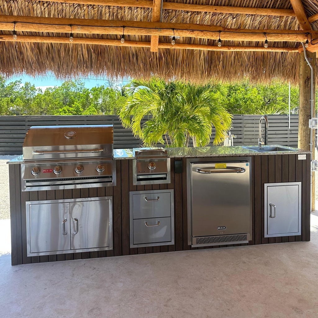 [OK-09-WDB-02] Outdoorkitchen 9 ft · Dark Brown · Bull 30" Outlaw LP