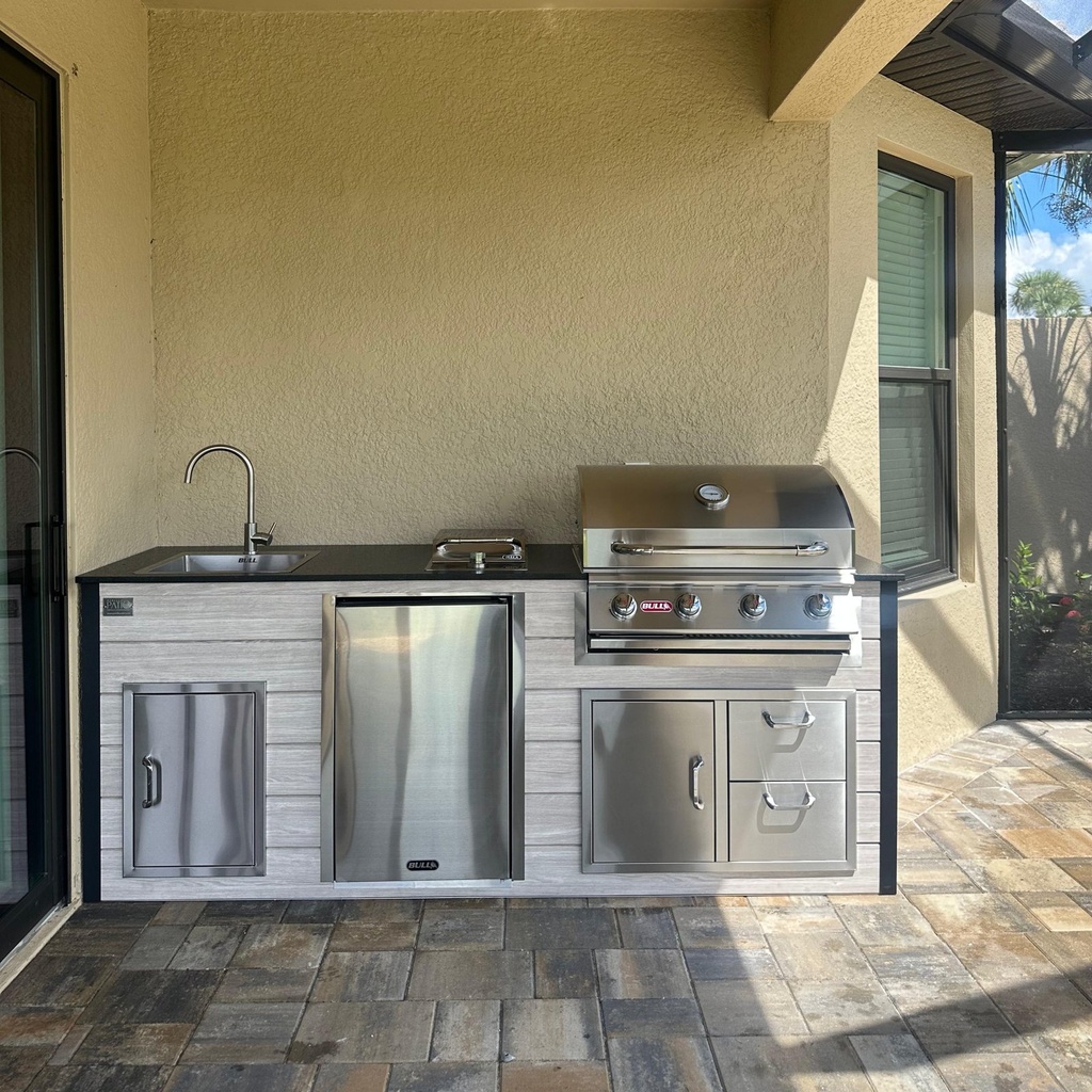 Outdoorkitchen 8 ft · Atlantic White · Bull 30" Outlaw LP