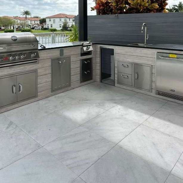 [OK-18-BW-02] Outdoorkitchen 18 ft · Beachwood Grey · Bull 30" Angus LP · L-Shape