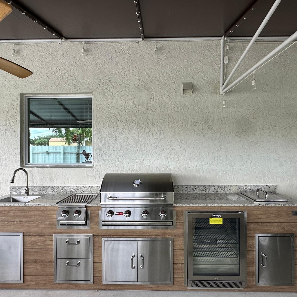 [OK-11-BO-01] Outdoorkitchen 11 ft · Barrel Oak · Bull 30" Outlaw LP