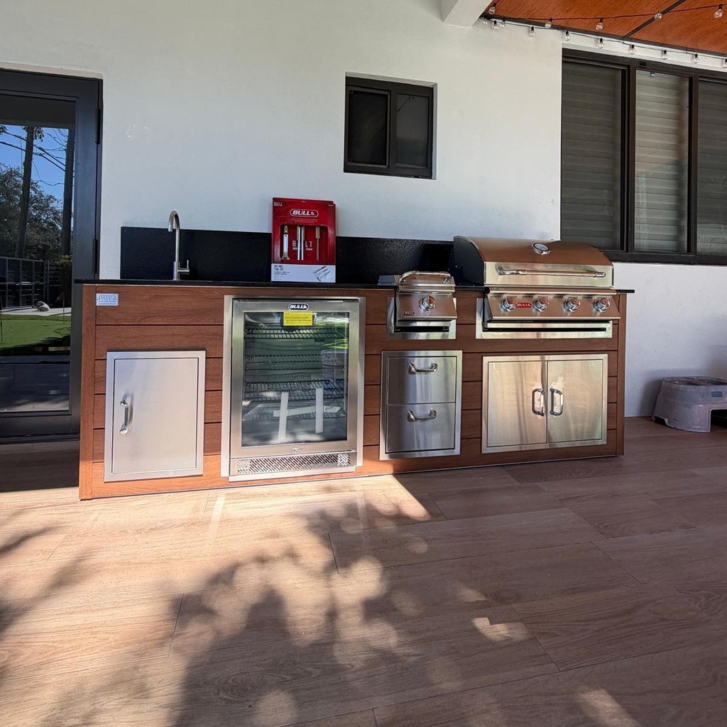 [OK-08-CW-01] Outdoorkitchen 8 ft · Cinnamon Walnut · Bull 30" Outlaw LP