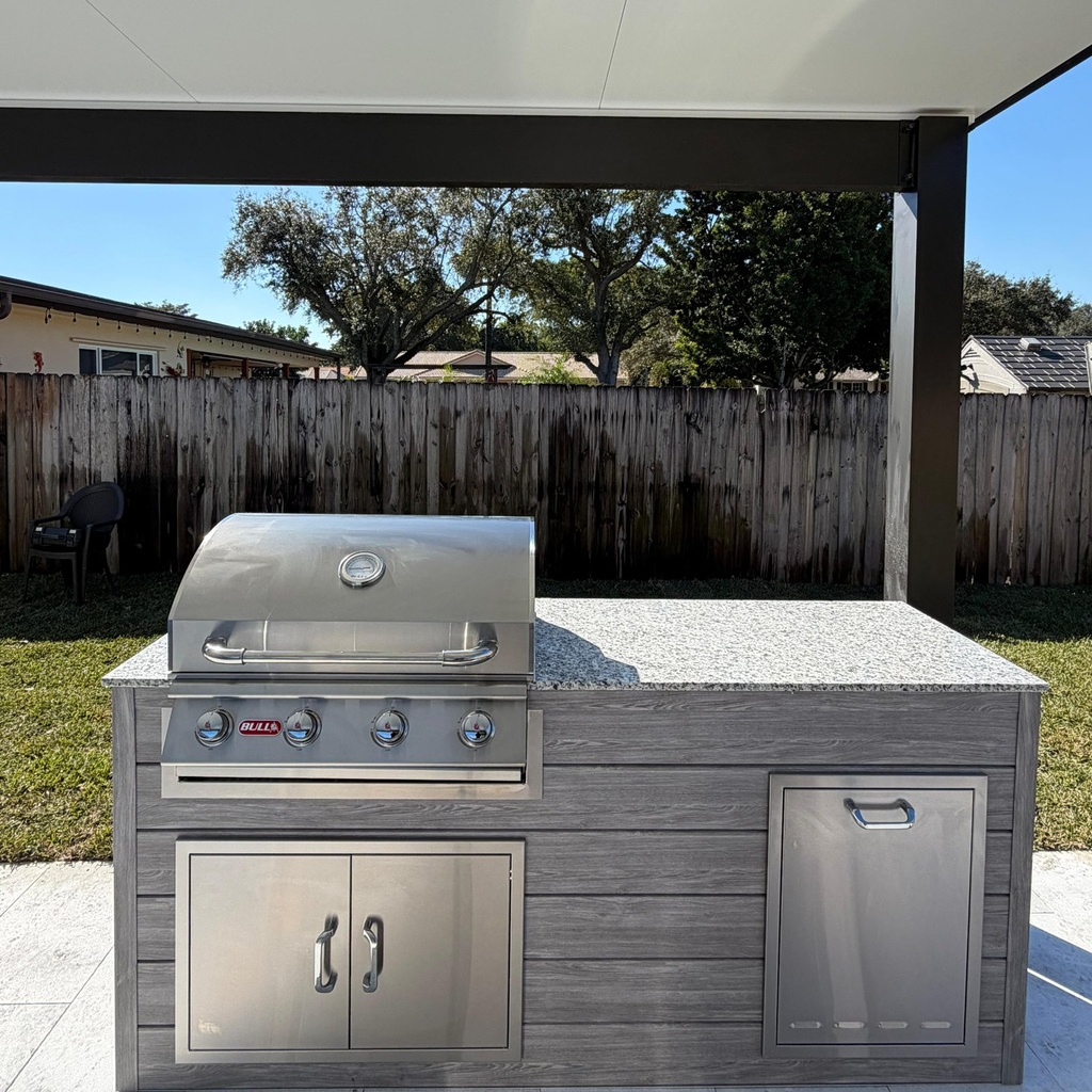 [OK-06-BG-01] Outdoorkitchen 6 ft · Barnboard Grey · Bull 30" Outlaw LP