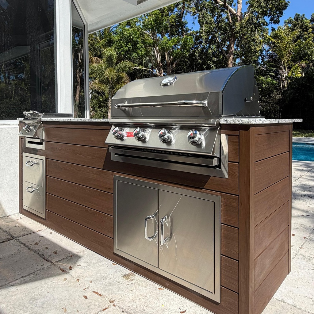 [OK-07-BO-05] Outdoorkitchen 7 ft · Barrel Oak · Bull 30" Outlaw LP