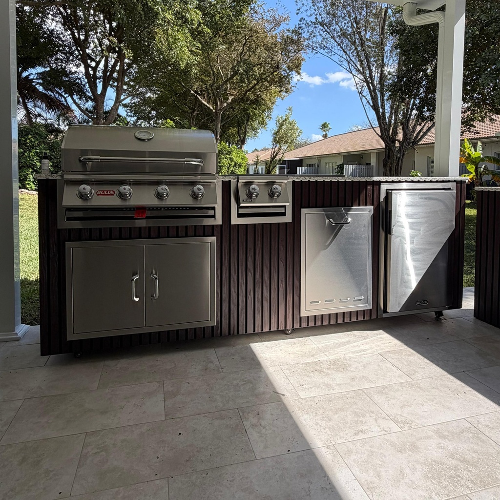 [OK-08-WDB-02] Outdoorkitchen 8 ft · Dark Brown · Bull 30" Outlaw LP