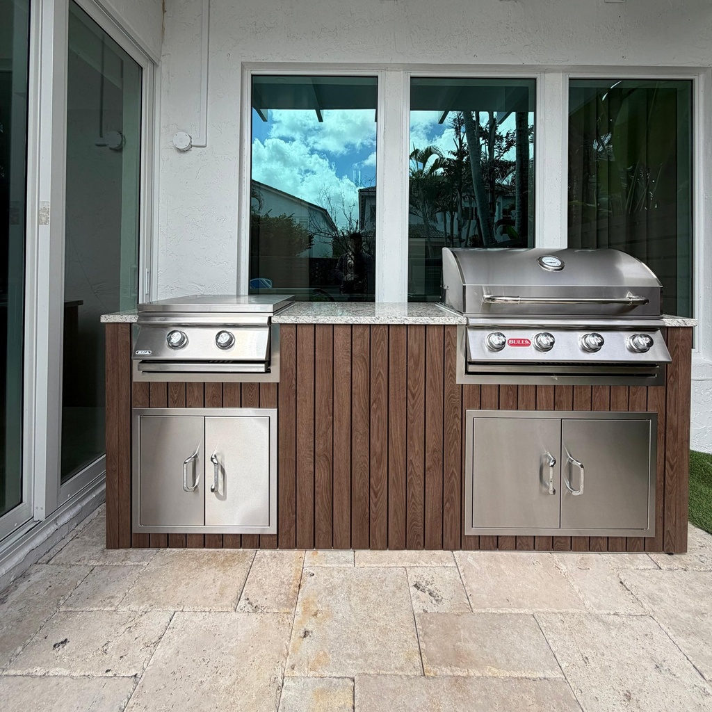 Outdoorkitchen 7 ft · Dark Brown · Bull 30" Outlaw LP