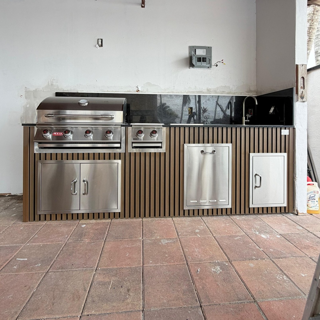 [OK-08-WLB-02] Outdoorkitchen 8 ft · Light Brown · Bull 30" Outlaw LP