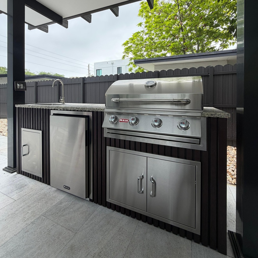 [OK-07-WBK-02] Outdoorkitchen 7 ft · Black · Bull 30" Outlaw LP
