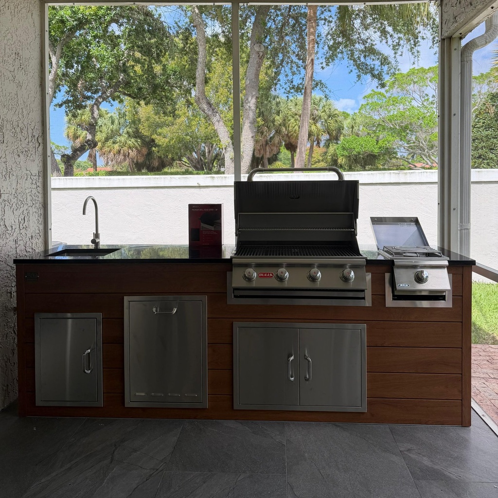 [OK-07-CW-05] Outdoorkitchen 7 ft · Cinnamon Walnut · Bull 30" Outlaw LP
