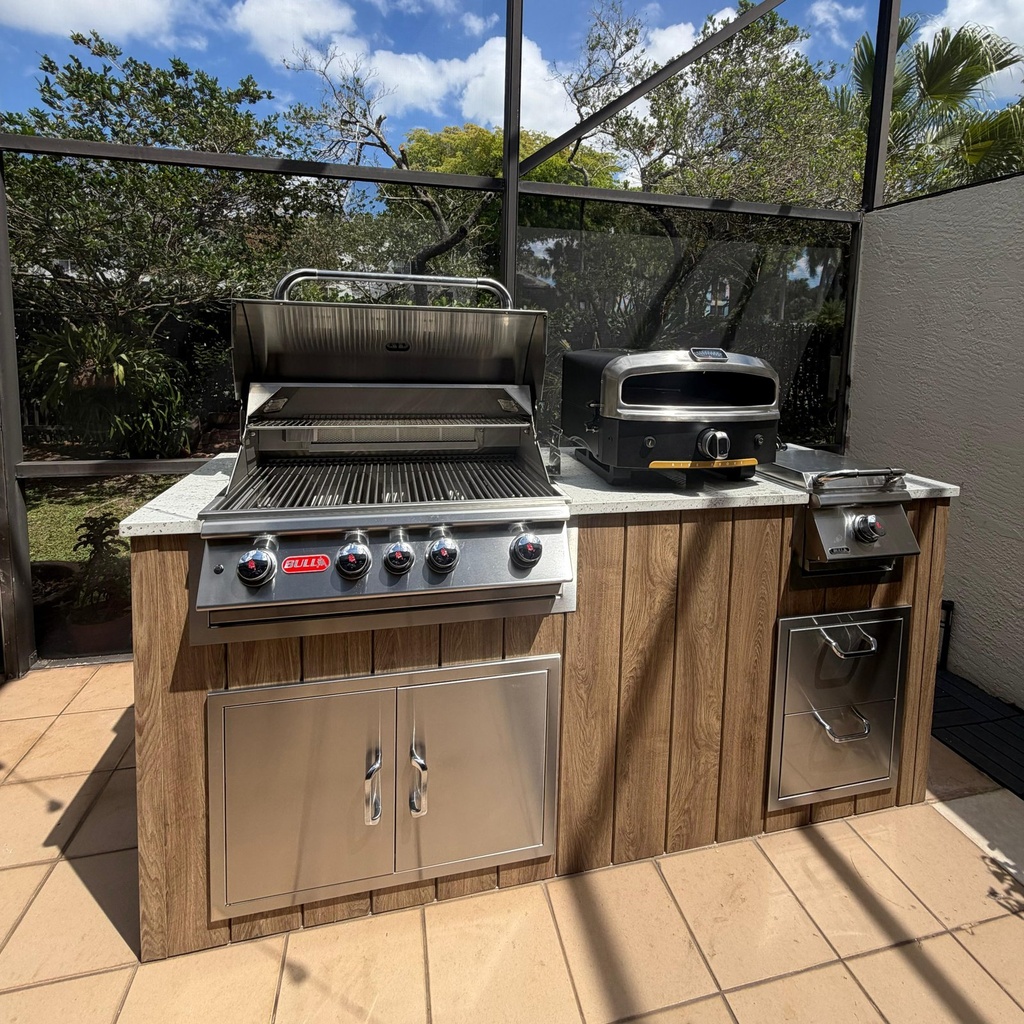 [OK-06-BO-03] Outdoorkitchen 6 ft · Barrel Oak · Bull 30" Angus LP