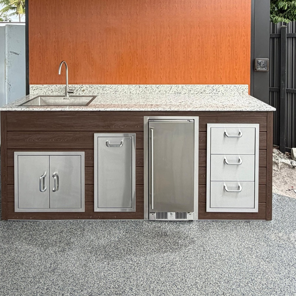 Outdoorkitchen 6 ft · Modern Walnut · Bull 24″ Premium Sink & Faucet Over Mount