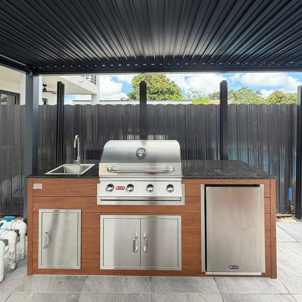 [OK-06-CW-02] Outdoorkitchen 6 ft · Cinnamon Walnut · Bull 30" Outlaw LP