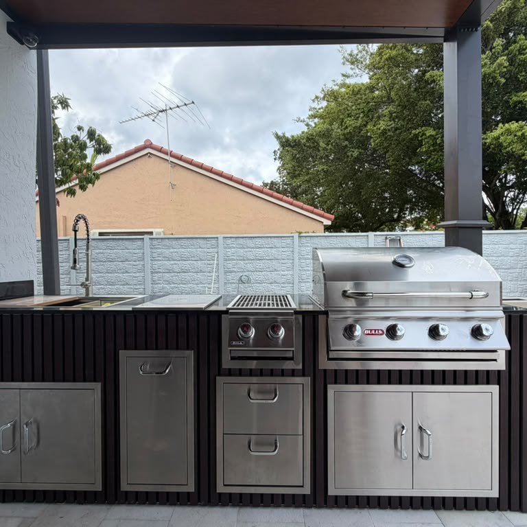 [OK-08-WDB-04] Outdoorkitchen 8 ft · Dark Brown · Bull 30" Outlaw LP