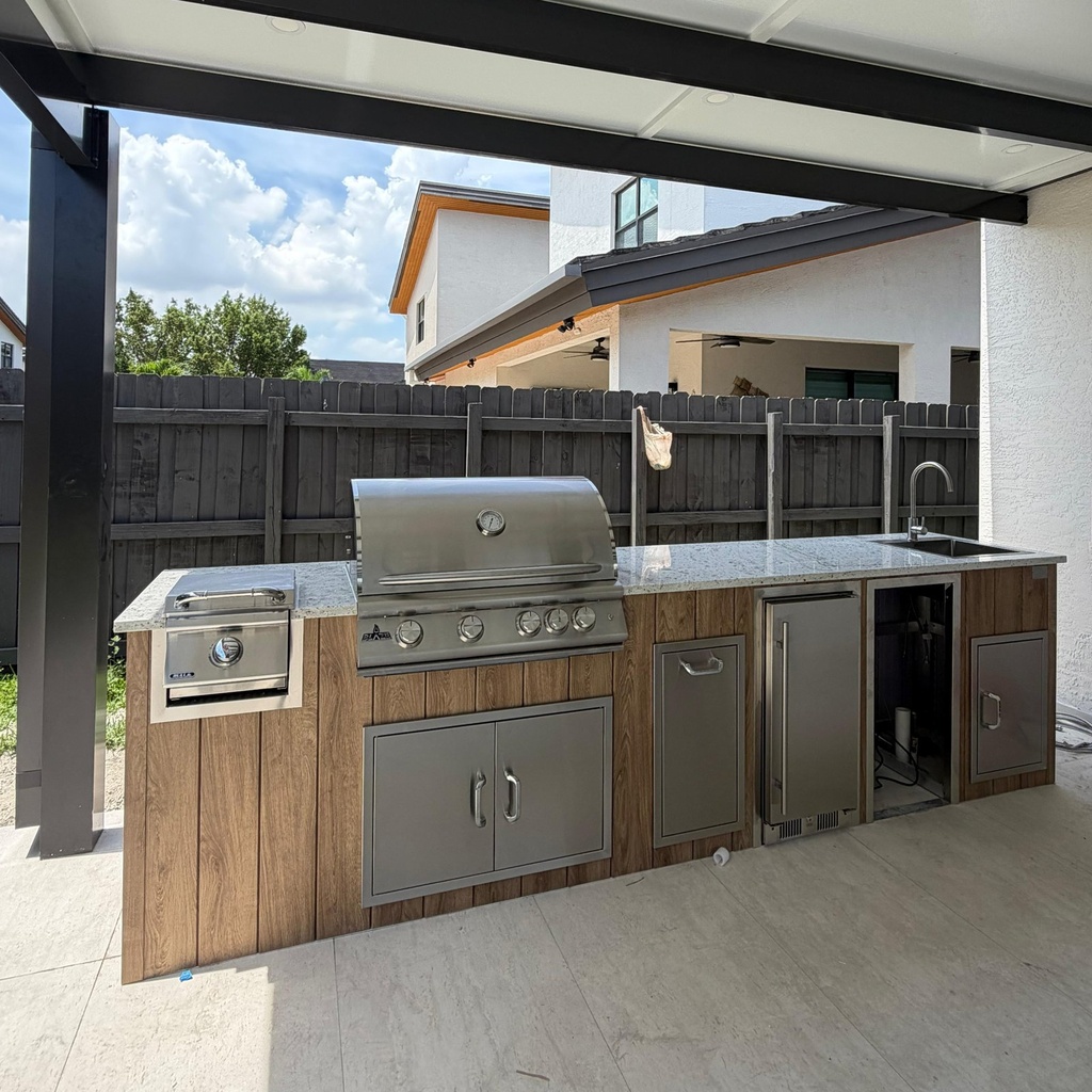[OK-10-BO-05] Outdoorkitchen 10 ft · Barrel Oak · Blaze BLZ-4LTE3